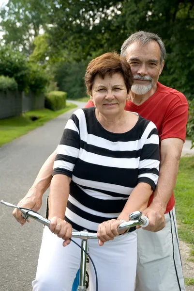 高级夫妇骑自行车 — 图库照片