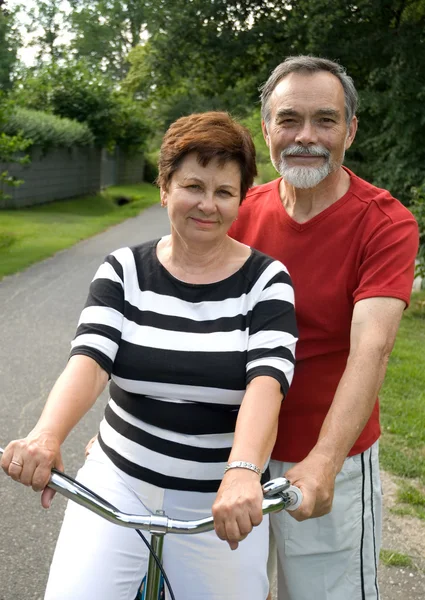 Sênior casal de ciclismo — Fotografia de Stock