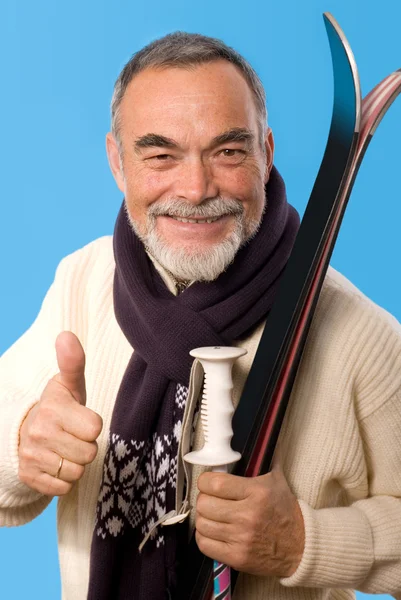 Glad äldre man med skida — Stockfoto