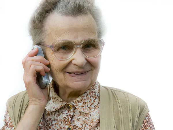 年配の女性が電話を使用して — ストック写真