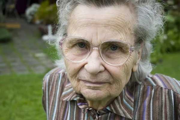 Anciana pensandoyaşlı kadın düşünme — Stok fotoğraf