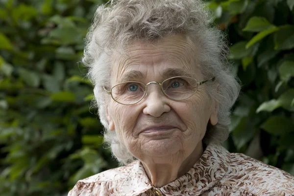 Starsza kobieta myśli — Zdjęcie stockowe