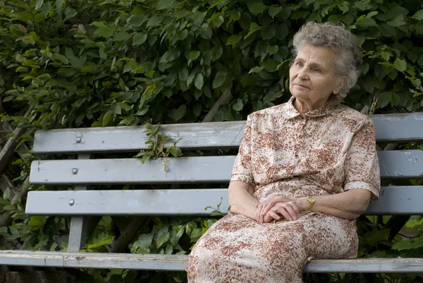 Woman on the park bench — Stock Photo, Image