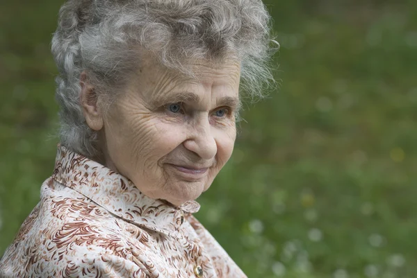 Starsza kobieta myśli — Zdjęcie stockowe
