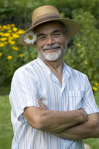 Portret van senior man tuinieren — Stockfoto