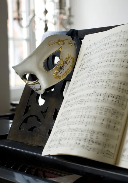 Grand zongora, lyrics a könyv és a velencei maszk — Stock Fotó