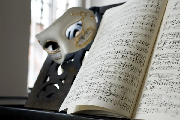Grand Piano, libreta de letras y máscara veneciana — Foto de Stock