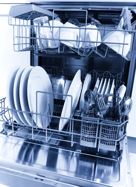 Pratos limpos em máquina de lavar louça — Fotografia de Stock