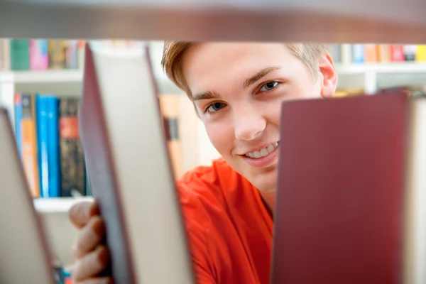 Студент в библиотеке колледжа — стоковое фото