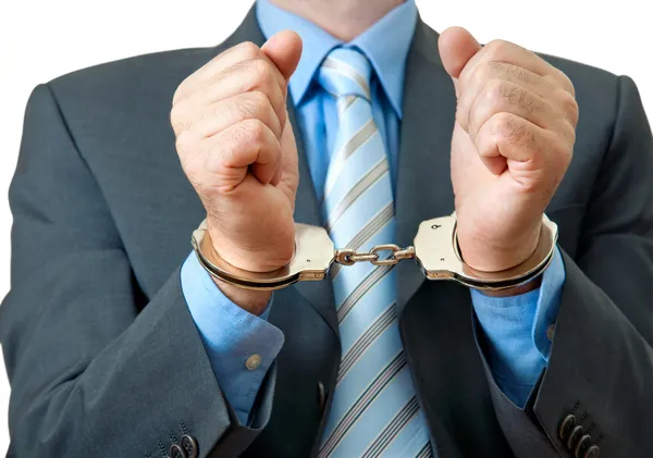Бизнесмен в наручниках — стоковое фото