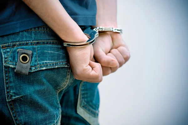 Молодой человек в наручниках — стоковое фото