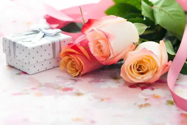 Букет роз и подарочная коробка — стоковое фото