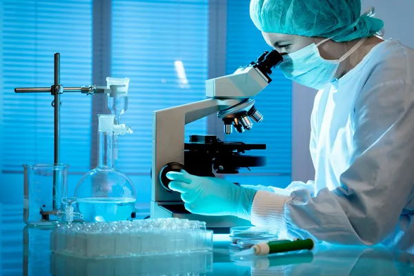 Forskare som arbetar vid laboratoriet — Stockfoto