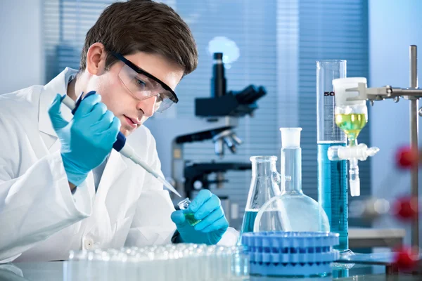 Scientist working at the laboratory — Stock Photo, Image