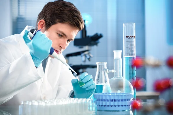 A laboratóriumban dolgozó tudós — Stock Fotó