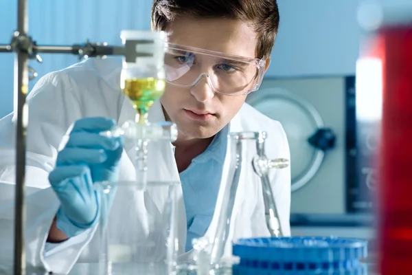 Cientista que trabalha no laboratório — Fotografia de Stock