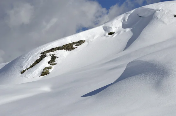 Snow and rock on smooth slopes — Stock Photo, Image