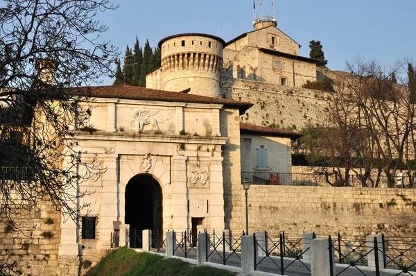 Slottet huvudingången, brescia — Stockfoto