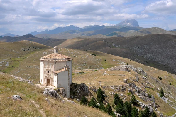 Biserica Santa Maria și munții Laga — Fotografie, imagine de stoc