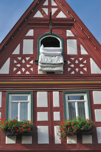 Edredão na janela # 1, mau wimpfen — Fotografia de Stock