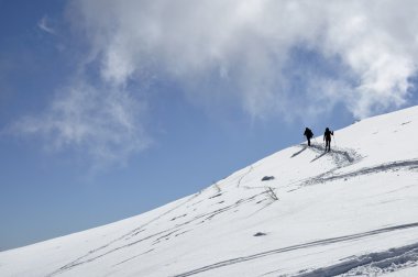 yokuş yukarı ayakkabılarla kar, dolomites