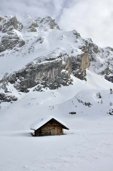 在冬天，白云岩的小屋和 collac 峰 — 图库照片