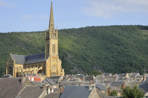 Çatılar ve saint georges Kilisesi, fumay, ardennes — Stok fotoğraf