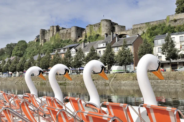Barco de pedal de cisne e castelo, bouillon — Fotografia de Stock