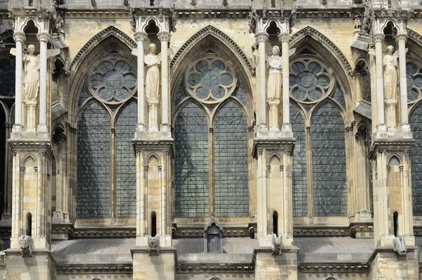 Kathedraal windows en steunberen, reims — Stockfoto