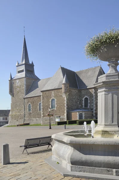喷泉和教会，西格尼 le petit 阿登 — 图库照片