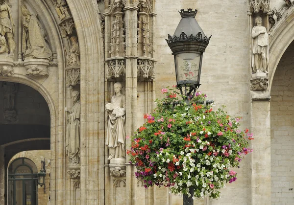 Flowering lamp post in grand place — Stock Photo, Image