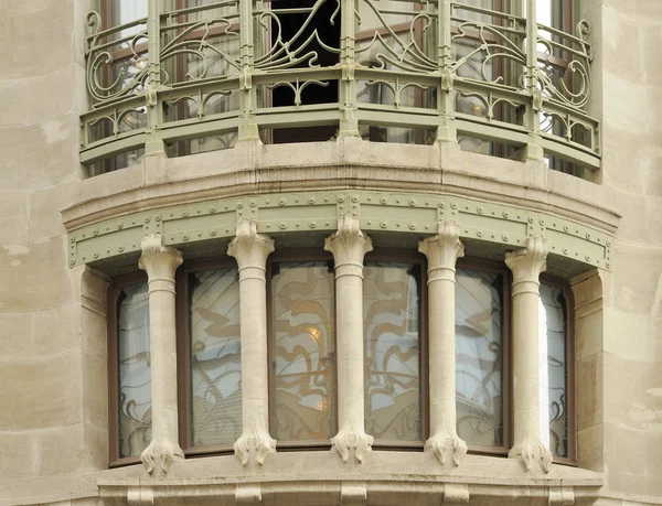 奥尔塔酒店 solvay 弓窗口、 布鲁塞尔 — 图库照片
