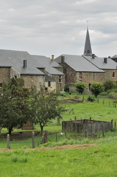Wiesen und Häuser, Ardennen — Stockfoto