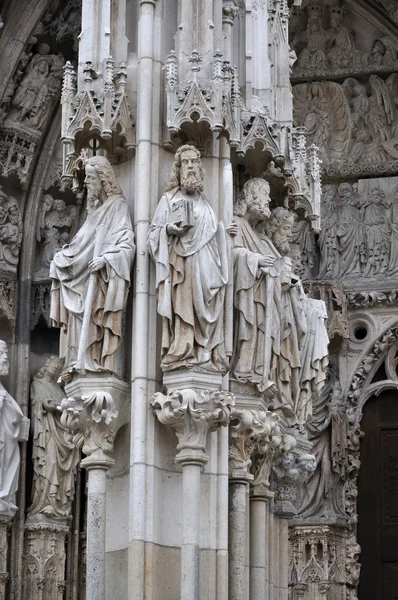 Statyer på katedralen, regensburg — Stockfoto
