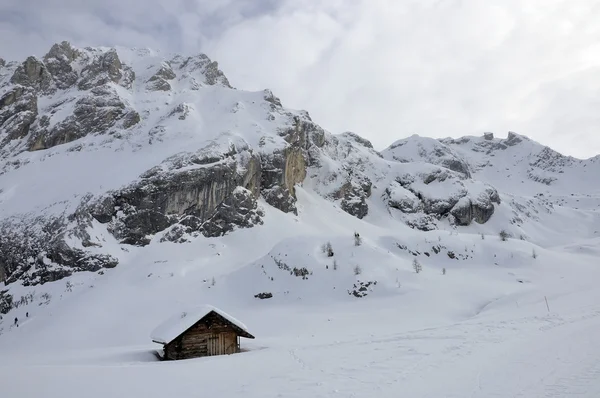 Chata pod collac szczyt zimą, Dolomity — Zdjęcie stockowe
