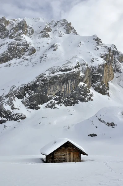 Collac Gipfel und Hütte im Winter, Dolomiten — Stockfoto