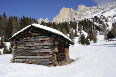 Kışın, dolomites kulübe ve rosengarten zirveleri