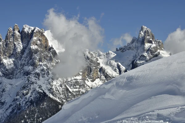 脸色苍白的圣马蒂诺高峰、 白云岩 — 图库照片