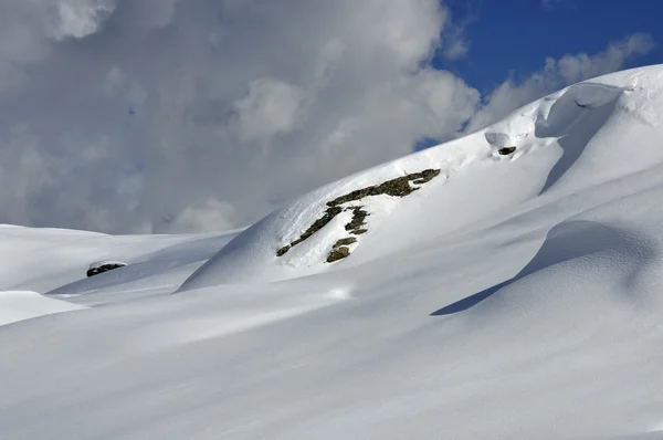 Untouched snow on smooth slopes — Stock Photo, Image