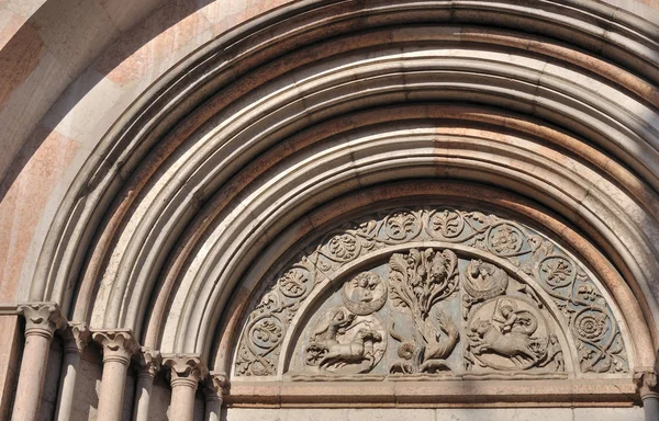 Baptistry portal, parma — Stockfoto