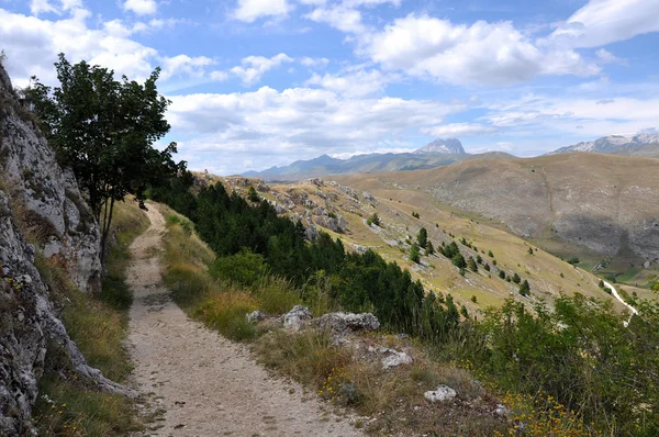 Ścieżka na góry laga, abruzzi — Zdjęcie stockowe