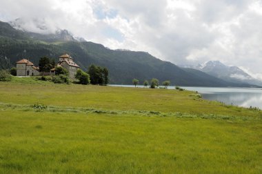 engadin dağ Gölü kıyısında kale