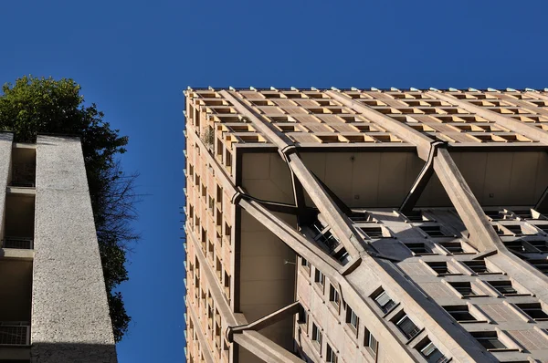 Velasca věž a modrá obloha, Milán — Stock fotografie