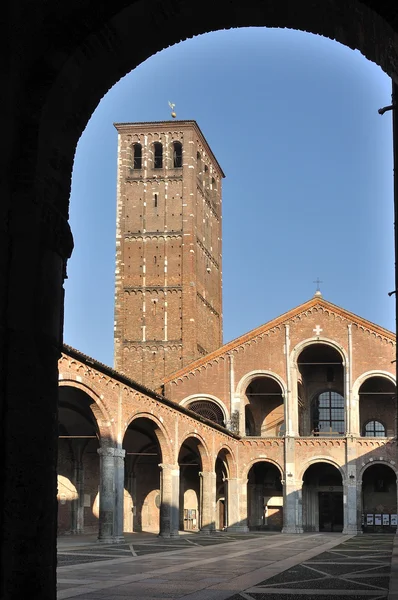 Фасад собора Святого Амброджио, милано — стоковое фото