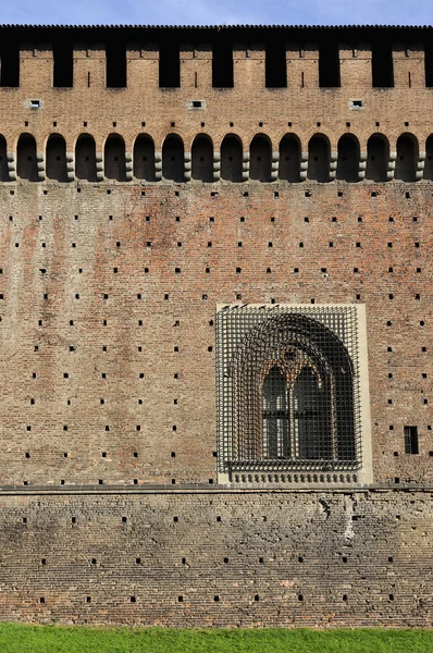 Muralha e janela do castelo de Sforzesco, milão — Fotografia de Stock