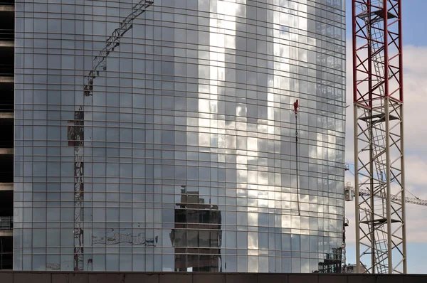 Отражения облаков на строительной площадке, Милан — стоковое фото