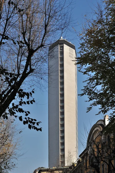 Pirelli skyscraper slim side, milano — Stock Photo, Image