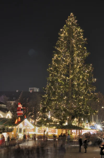 Χριστουγεννιάτικο δέντρο στην αγορά, Στουτγάρδη — Φωτογραφία Αρχείου