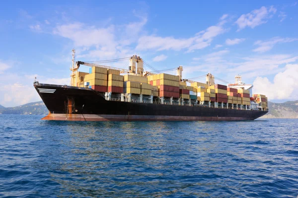 Containerschip in zee — Stockfoto
