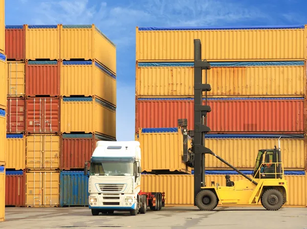 Forklift ve konteyner nakliye ile kamyon — Stok fotoğraf